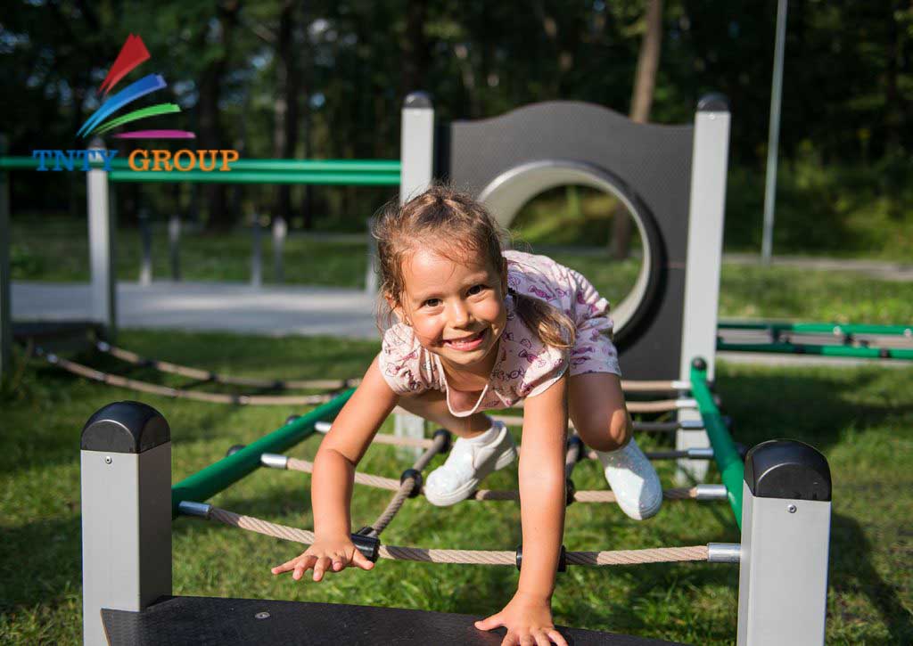 Lợi ích cầu trượt mang đến cho bé tăng cường vận động, nâng cao sức đề kháng