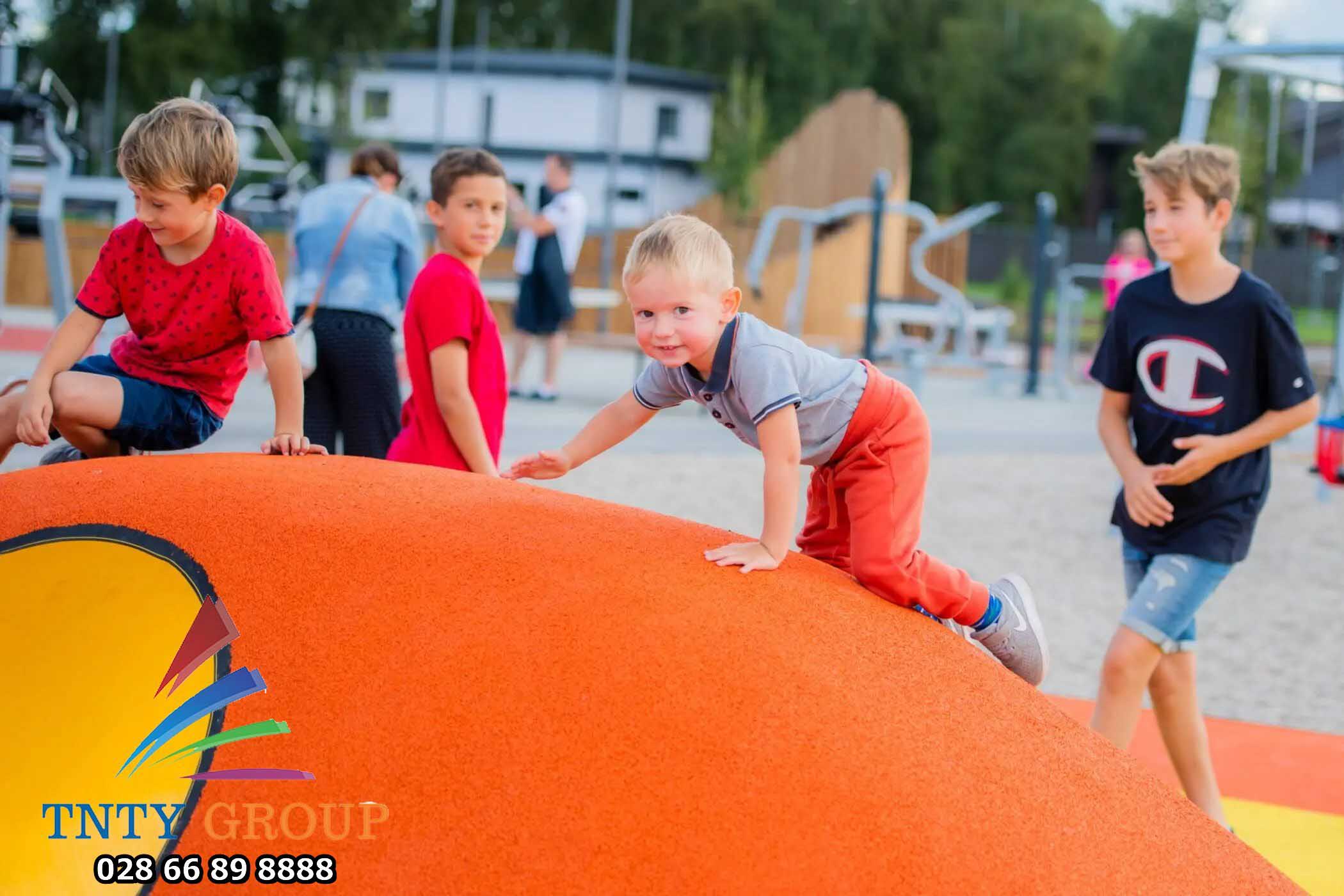 Những lưu ý khi lựa chọn thiết bị vui chơi ngoài trời cho trẻ em