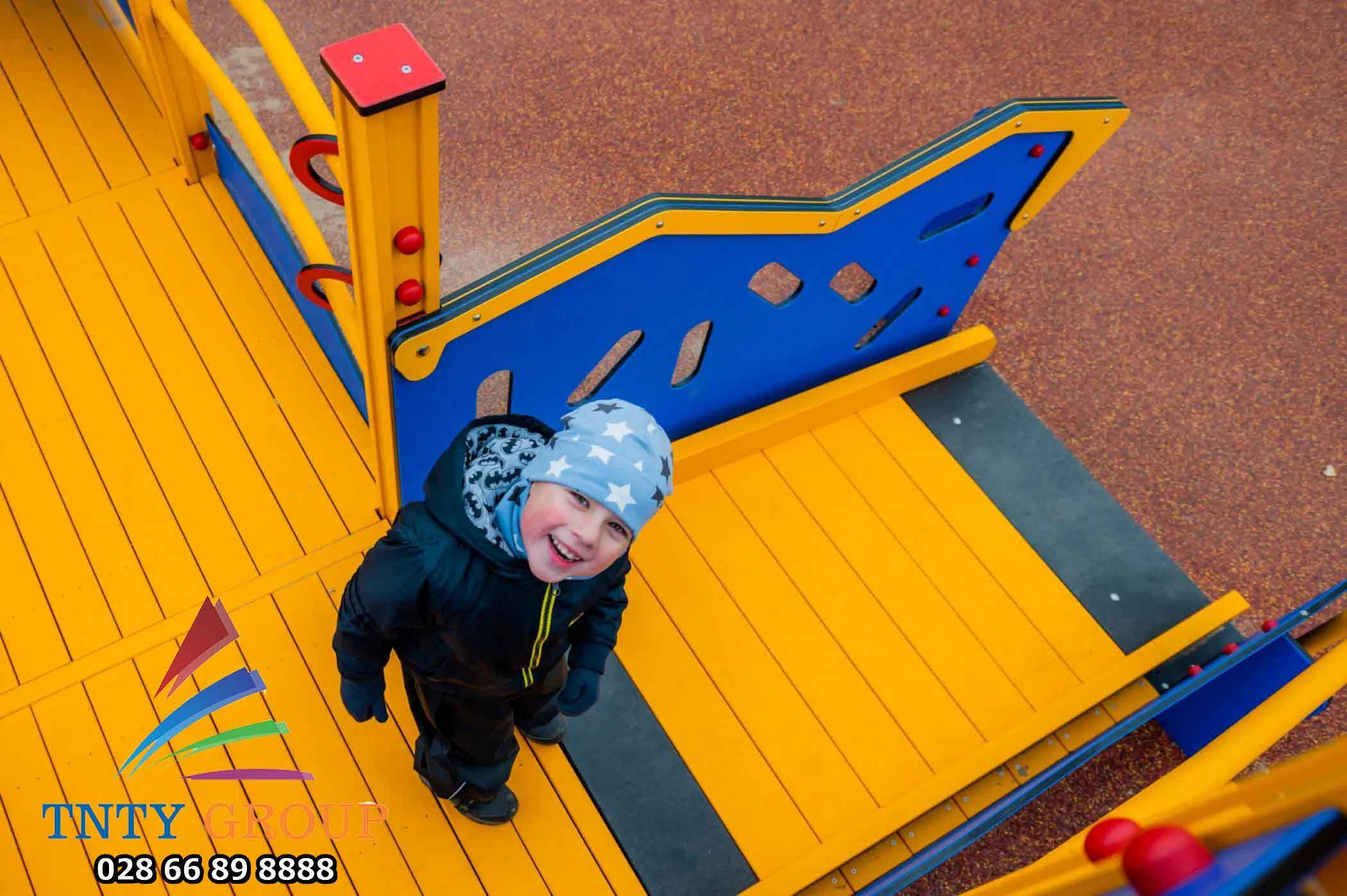 Thiết bị vui chơi là gì? Tác dụng của thiết bị vui chơi ngoài trời đối với trẻ nhỏ