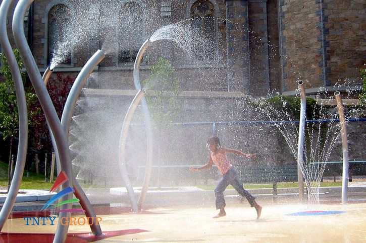 Water playground to develop thinking