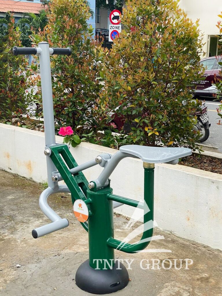 Outdoor gym station in a public park in Da Nang installed by TNTY