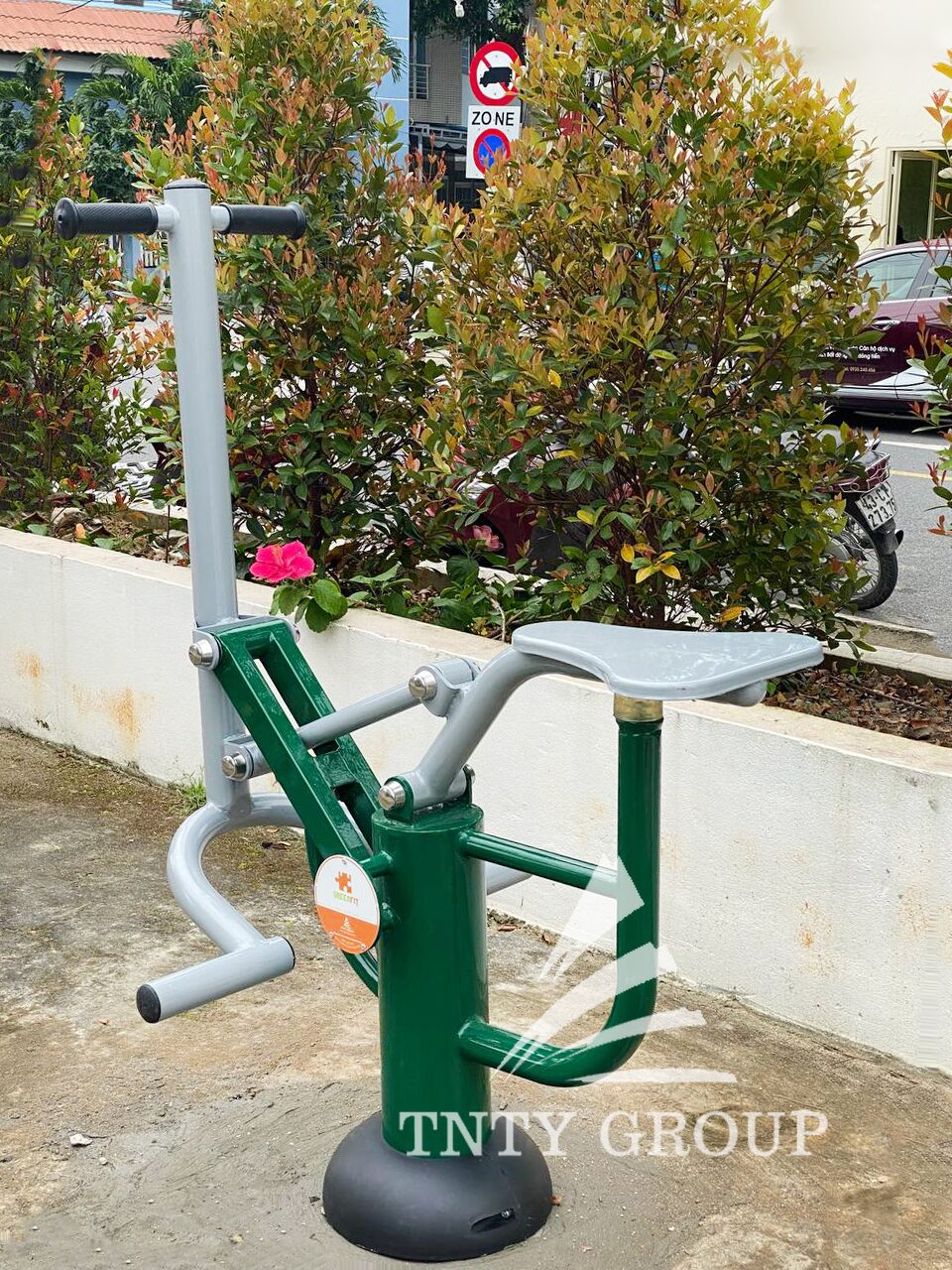 Outdoor gym station in a public park in Da Nang installed by TNTY